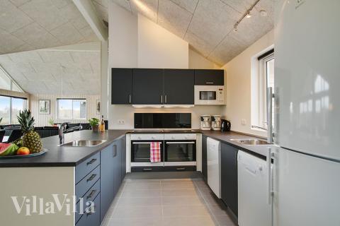 Köket i lyxstuga nr 710 är utrustat så att ni kan laga mat till 18 personer.