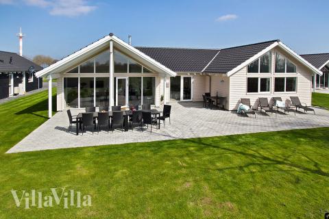 Lyxstuga nr 710 har en härlig terrass med sköna trädgårdsmöbler för 18 personer.