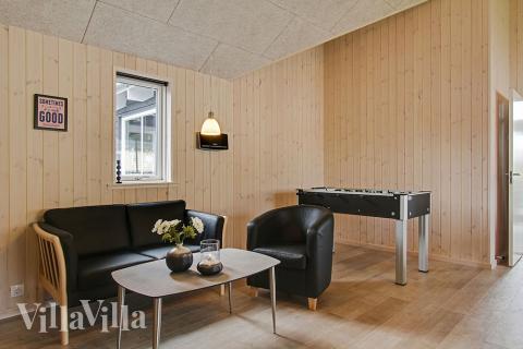 Lyxstuga 711 för 16 personer har ett stort aktivitetsrum med bl.a. biljard och dart