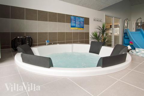 Njut av spabadets värme i lyxstuga nr 711 i Tyskland