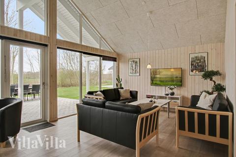 Det stora ljusa vardagsrummet i lyxstuga nr 711 för 16.