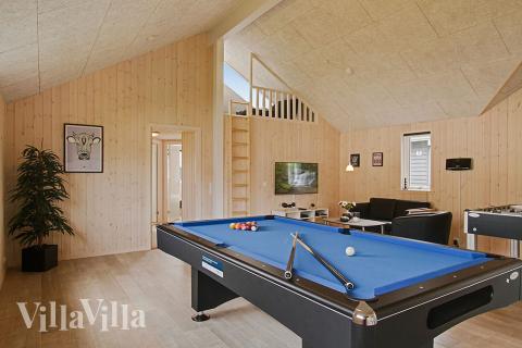 Förutom de många timmar som du kan tillbringa i stugans poolavdelning erbjuder lyxstuga 711 även biljard, bordtennis och dart