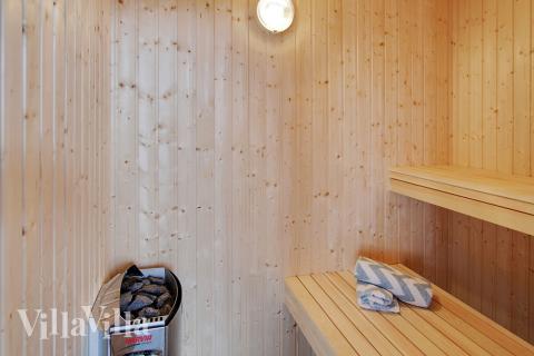 Njut av bastuvärmen i lyxstuga nr 711 för 16 personer