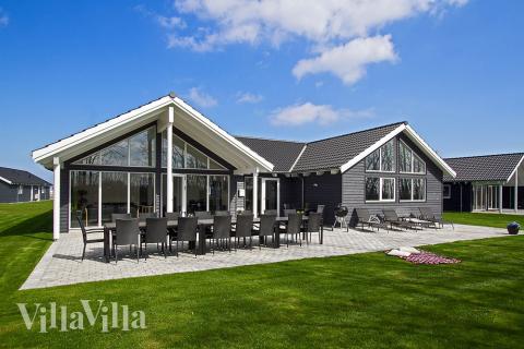 Den praktfulla poolstugan nr 711 med plats för 16 personer ligger i Tyskland