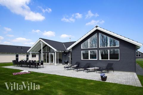 Lyxstuga nr 711 har en härlig terrass med sköna trädgårdsmöbler för 16 personer.