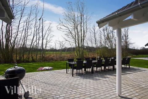 Njut av en grillkväll på terrassen i lyxstuga nr 711 i Tyskland