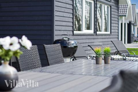 På terrassen i sommarhus nr 711 finns det plats för upp till 16 gäster.