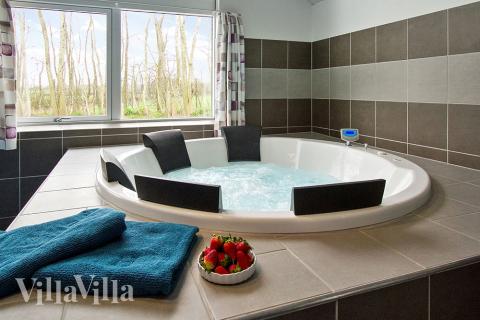 Njut av spabadets värme i lyxstuga nr 712 i Tyskland