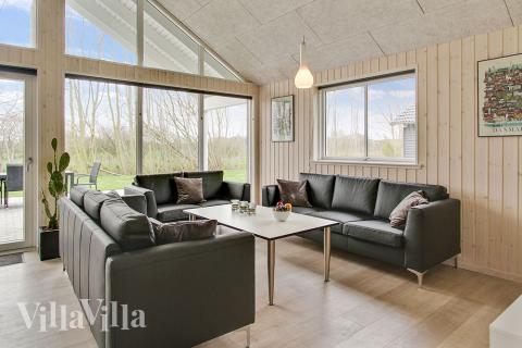 Det stora ljusa vardagsrummet i lyxstuga nr 712 för 18.