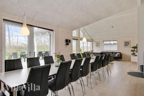 Vardagsrummet i lyxstuga nr. 712 har plats för 18 personer.