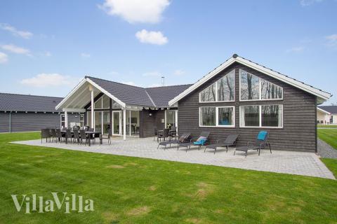 Den praktfulla poolstugan nr 712 med plats för 18 personer ligger i Tyskland