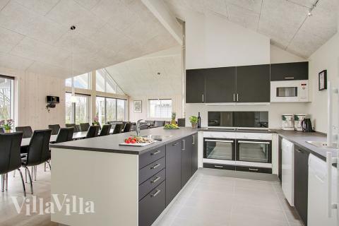 Köket i lyxstuga nr 712 är utrustat så att ni kan laga mat till 18 personer.