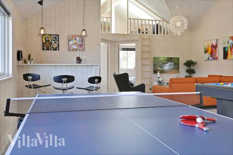 Lyxstuga 393 för 20 personer har ett stort aktivitetsrum med bl.a. biljard och dart