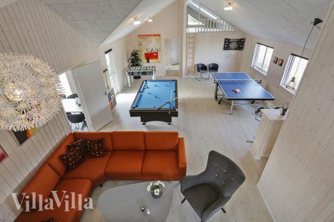 Förutom de många timmar som du kan tillbringa i stugans poolavdelning erbjuder lyxstuga 393 även biljard, bordtennis och dart