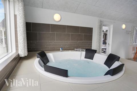 Njut av spabadets värme i lyxstuga nr 393 i Vestjylland