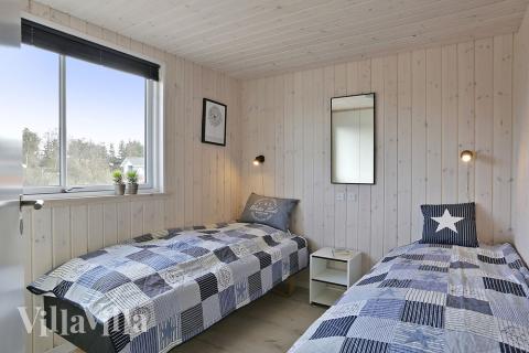 Ett av de 8 utmärkta sovrummen i lyxstuga nr 393 i Vestjylland.