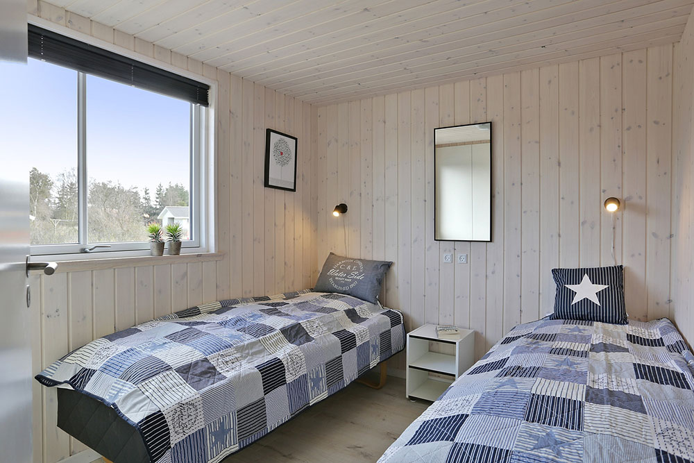 Ett av de 8 utmärkta sovrummen i lyxstuga nr 393 i Vestjylland.