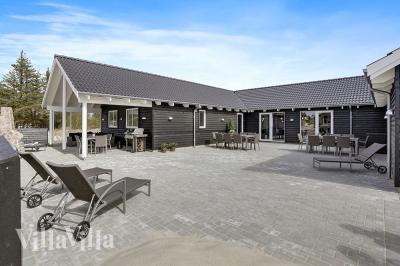 Den praktfulla poolstugan nr 393 med plats för 20 personer ligger i Vestjylland