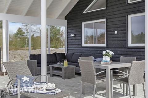 Lyxstuga nr 393 har en härlig terrass med sköna trädgårdsmöbler för 20 personer.