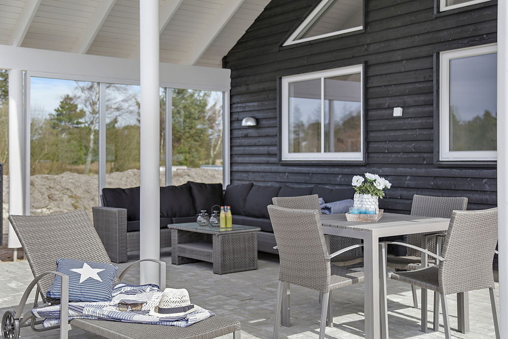 Lyxstuga nr 393 har en härlig terrass med sköna trädgårdsmöbler för 20 personer.