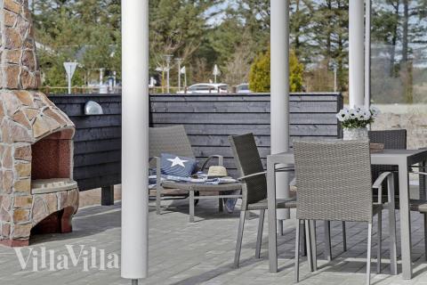 Njut av en grillkväll på terrassen i lyxstuga nr 393 i Vestjylland