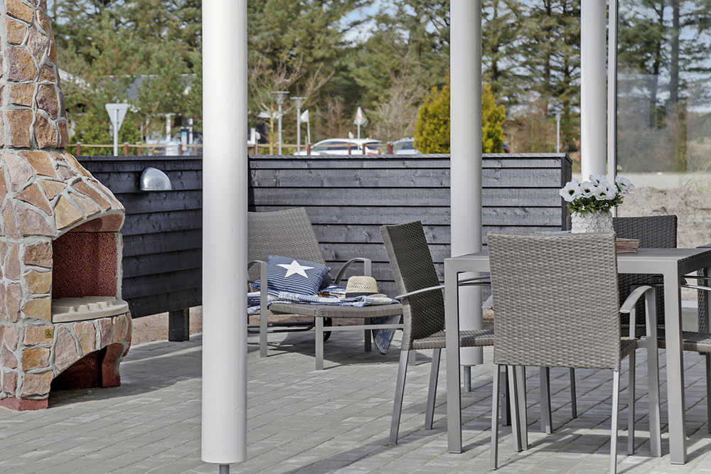 Njut av en grillkväll på terrassen i lyxstuga nr 393 i Vestjylland