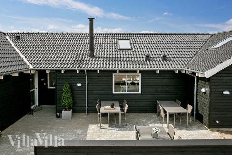 På terrassen i sommarhus nr 393 finns det plats för upp till 20 gäster.