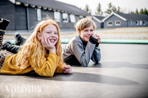 Till den trevliga sommarstugan nr 393 i Vestjylland erbjuds en mängd utomhusaktiviteter, t.ex. lektorn och gungor