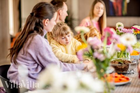 Vardagsrummet i lyxstuga nr. 393 har plats för 20 personer.