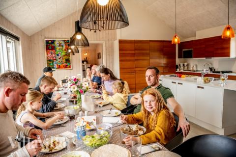 Det stora ljusa vardagsrummet i lyxstuga nr 393 för 20.