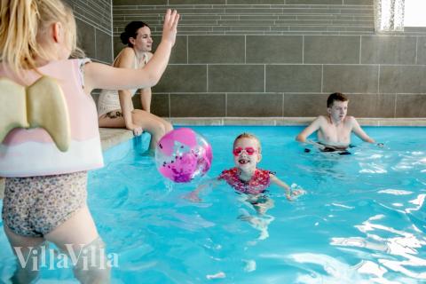 Den härliga poolen i lyxstuga nr 393 för 20 personer