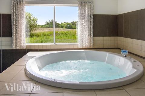 Njut av spabadets värme i lyxstuga nr 395 i Nordsjälland