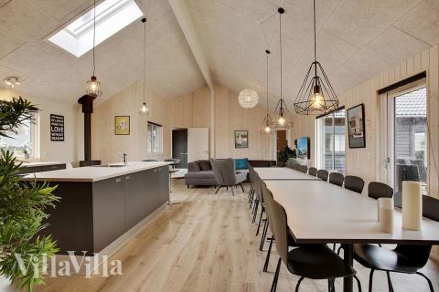 Det stora ljusa vardagsrummet i lyxstuga nr 395 för 20.