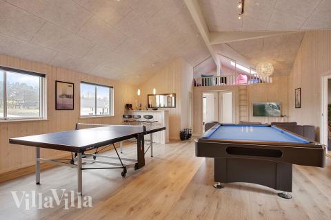 Lyxstuga 395 för 20 personer har ett stort aktivitetsrum med bl.a. biljard och dart