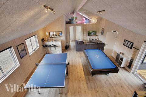 Förutom de många timmar som du kan tillbringa i stugans poolavdelning erbjuder lyxstuga 395 även biljard, bordtennis och dart