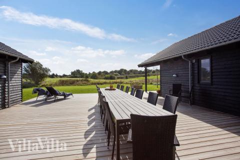 Lyxstuga nr 395 har en härlig terrass med sköna trädgårdsmöbler för 20 personer.