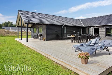 På terrassen i sommarhus nr 395 finns det plats för upp till 20 gäster.