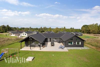 Den praktfulla poolstugan nr 395 med plats för 20 personer ligger i Nordsjälland