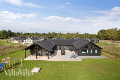 Den praktfulla poolstugan nr 395 med plats för 20 personer ligger i Nordsjälland