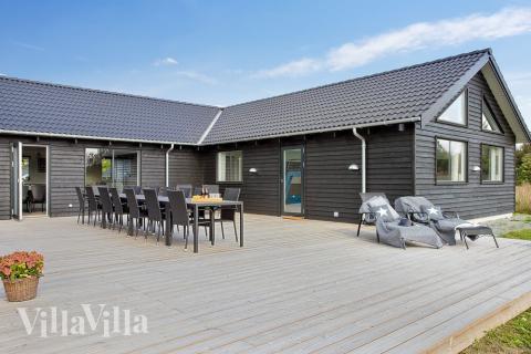 Njut av en grillkväll på terrassen i lyxstuga nr 395 i Nordsjälland