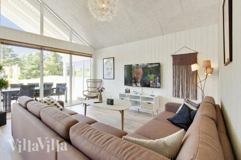 Vardagsrummet i lyxstuga nr. 396 har plats för 16 personer.