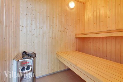 Njut av bastuvärmen i lyxstuga nr 396 för 16 personer