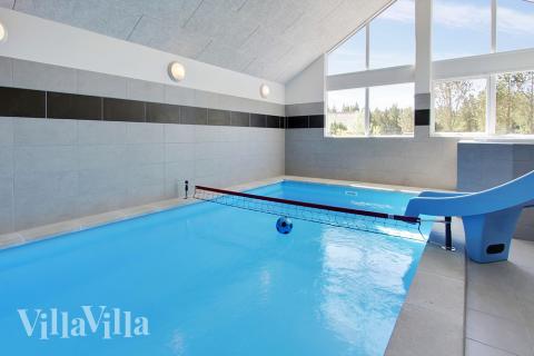 Sommarstuga 396 är inredd med en smakfull poolavdelning som har vattenrutschbana, ett stort inbyggt spapad och bastu