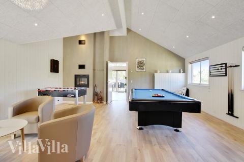 Lyxstuga 396 för 16 personer har ett stort aktivitetsrum med bl.a. biljard och dart