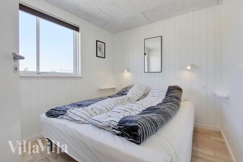 Ett av de 6 utmärkta sovrummen i lyxstuga nr 396 i Vestjylland.