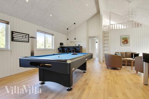 Förutom de många timmar som du kan tillbringa i stugans poolavdelning erbjuder lyxstuga 396 även biljard, bordtennis och dart