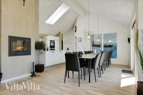 Det stora ljusa vardagsrummet i lyxstuga nr 396 för 16.