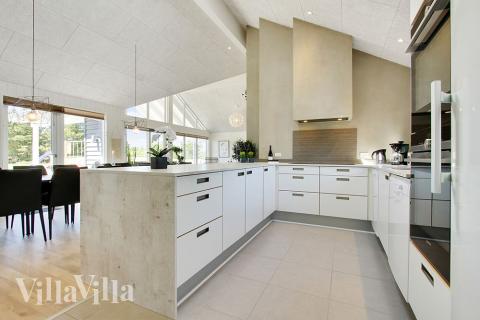 Köket i lyxstuga nr 396 är utrustat så att ni kan laga mat till 16 personer.