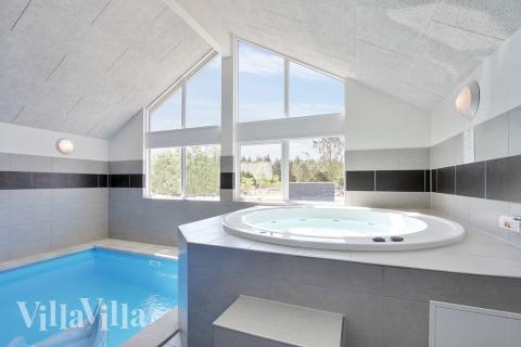 Njut av spabadets värme i lyxstuga nr 396 i Vestjylland