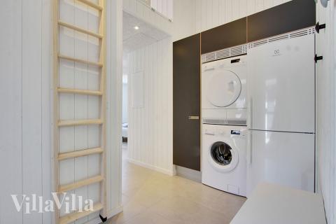 Den rymliga entrén i lyxstuga nr 396 i Vestjylland